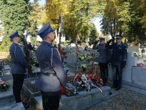 Komendanci na cmentarzu i asysta honorowa przy grobie raciborskiego policjanta
