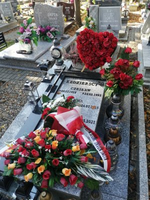 Wiązanka kwiatów na grobie Michała Kędzierskiego