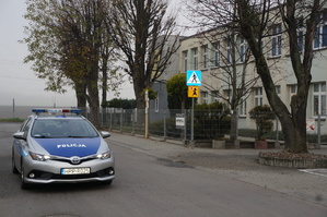 Policyjny radiowóz przed szkołą w Rudniku