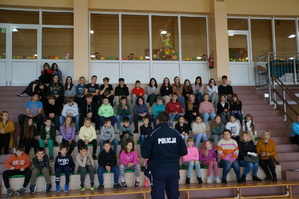 Policjant podczas pogadanki z dziećmi