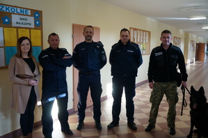 Wspólne zdjęcie policjantów, dyrekcji szkoły w Rudniku oraz funkcjonariusza Straży Granicznej