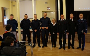 na zdjęciu przedstawiciele Policji i Straży Pożarnej oraz dyrektor szkoły