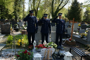 Delegacja raciborskich policjantów oddaje honory przy grobie aspiranta Michała Kędzierskiego