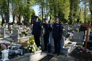Delegacja raciborskiej policji przy grobie Michała Kędzierskiego