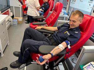 na zdjęciu policjant oddaje krew