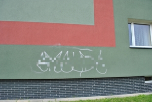 na zdjęciu pomalowany blok graffiti