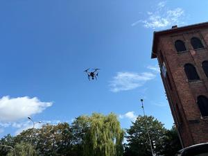 na zdjęciu dron w powietrzu