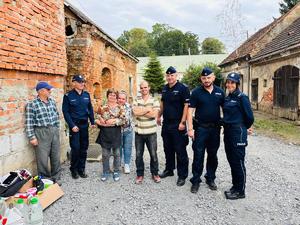 na zdjęciu policjanci i rodzina która otrzymała pomoc od policjantów zdjęcie grupowe