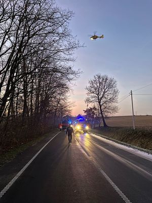 na zdjęciu droga która poruszał się pojazd straż pożarna i inne służby pracujące na miejscu zdarzenia w górze lpr