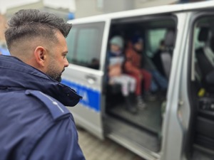 na zdjęciu policjant i dzieci w radiowozie