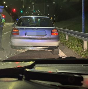 na zdjęciu policjant kontroluje kierującego audi