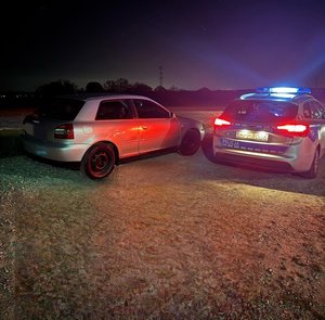 na zdjeciu radiowóz i pojazd audi