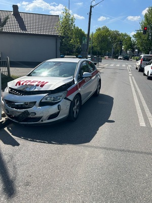 na zdjeciu samochód z krwia