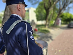 na zdjęciu panowanie z orkiestry policyjnej pod obeliskiem