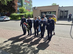 na zdjeciu przedstawiciele służb pod obeliskiem