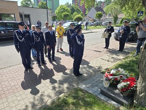 na zdjeciu przedstawiciele służb pod obeliskiem