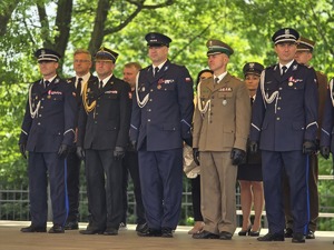 na zdjeciu przedstawiciele słuzb na rozpoczęciu memoriału