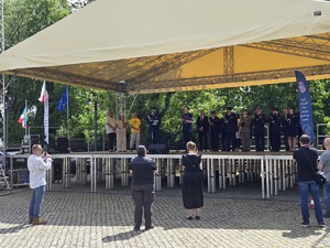 na zdjęciu komendant przemawia na scenie