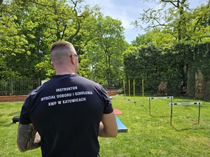 na zdjęciu instruktor przy torze przeszkód