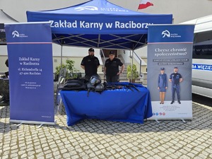 na zdjeciu  mundurowi z zakładu karnego