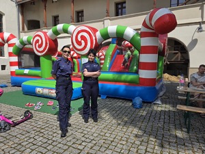 na zdjeciu  policjantki przy dmuchańcu