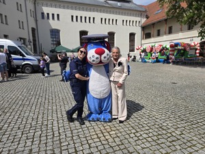 na zdjeciu policjantka pani i sznupek