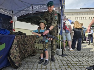na zdjeciu chlopczyk przebrany za żołnierza