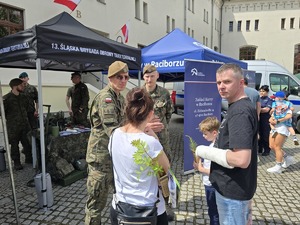 na zdjeciu ludzie przy stanowiskach służb mundurowych