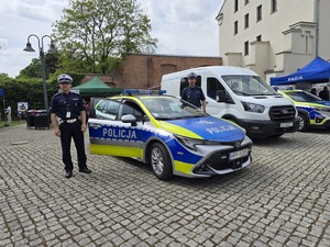 na zdjęciu policjanci z ruchu drogowego