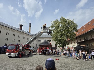 na zdjeciu pokaz straży pożarnej