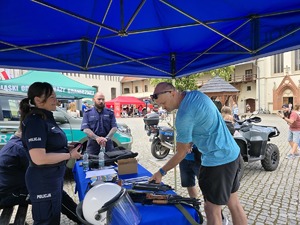na zdjeciu stanowisko policyjny