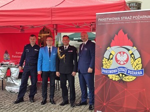 na zdjęciu komendant straży i policji i przedstawiciele służb