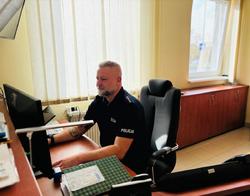 na zdjęciu dyżurny raciborskiej komendy przy swoim stanowisku