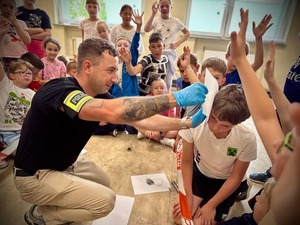 na zdjęciu technik i uczniowie zabezpieczają miejsce zdarzenia