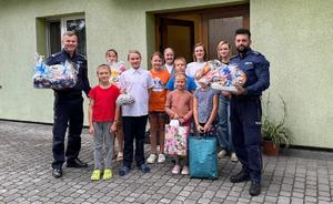 na zdjęciu komendant KPP w Raciborzu, z dziećmi z placówki