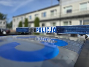 na zdjęciu widoczny sygnał radiowozu z napisem policja