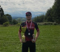 na zdjęciu policjant z pucharem