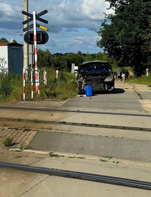 na zdjęciu rozbity samochód na przejeździe kolejowym