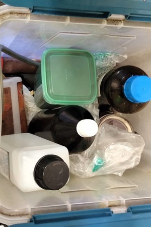 Zdjęcie kolorowe przedstawiające środki odurzające oraz sprzęt do produkcji narkotyków.