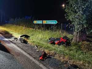 na zdjęciu czerwony motocykl na zdarzeniu drogowym uszkodzony