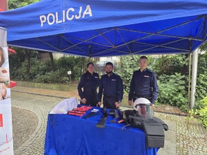 na zdjeciu policjanci przy stoisku profilaktycznym