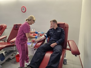 na zdjęciu komendant oddaje krew