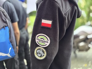 na zdjęciu naszywka flagi polskiej