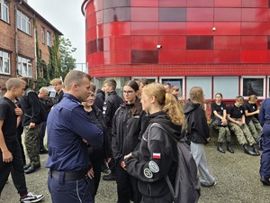 na zdjęciu uczniowie klasy mundurowej