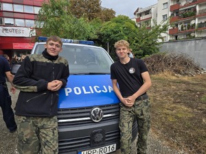 na zdjęciu uczniowie klasy mundurowej przy radiowozie