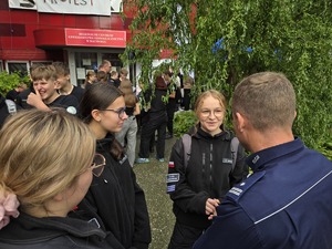 na zdjęciu uczniowie klasy mundurowej