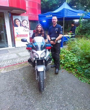 na zdjeciu uczennica na motocyklu