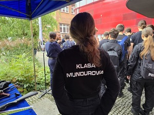 na zdjeciu dziewczyna z koszulka klas mundurowa