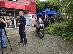 na zdjęciu komendnat udziela wywiadu