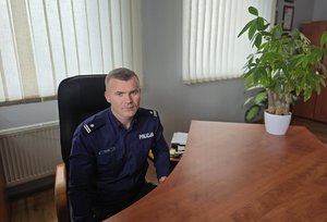 na zdjęciu komendant policji